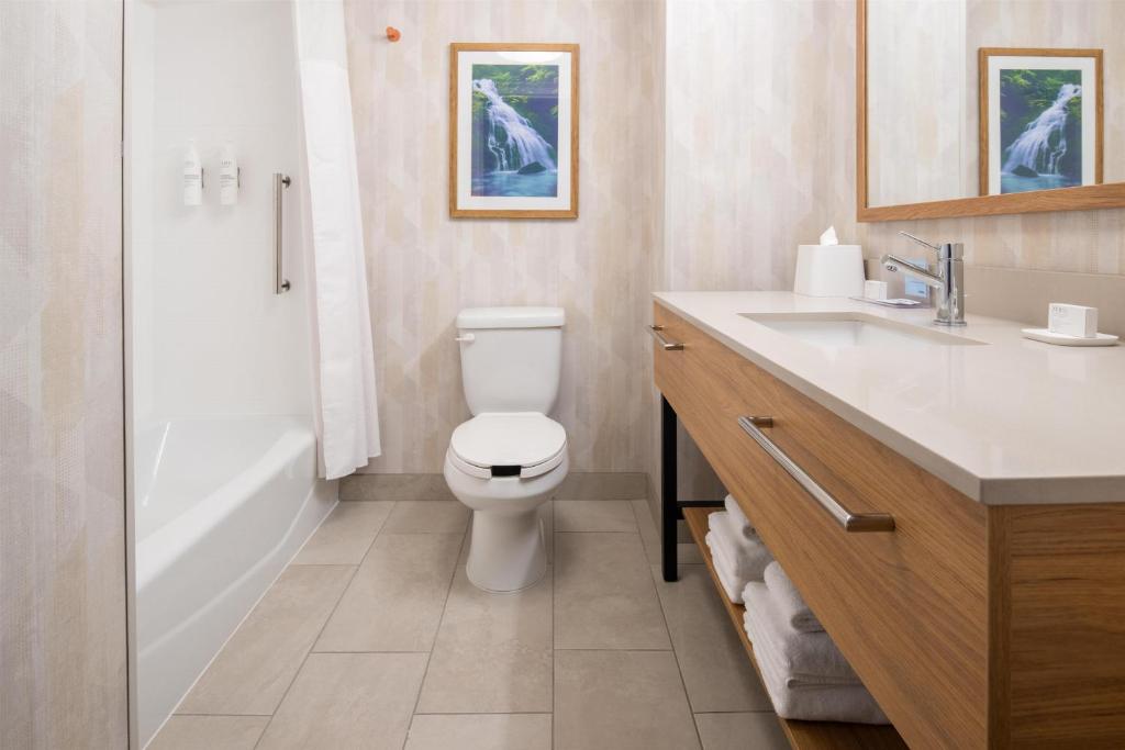 Hampton Inn & Suites by Hilton Redding Room Type - Room with Two Queen Beds - Non-Smoking