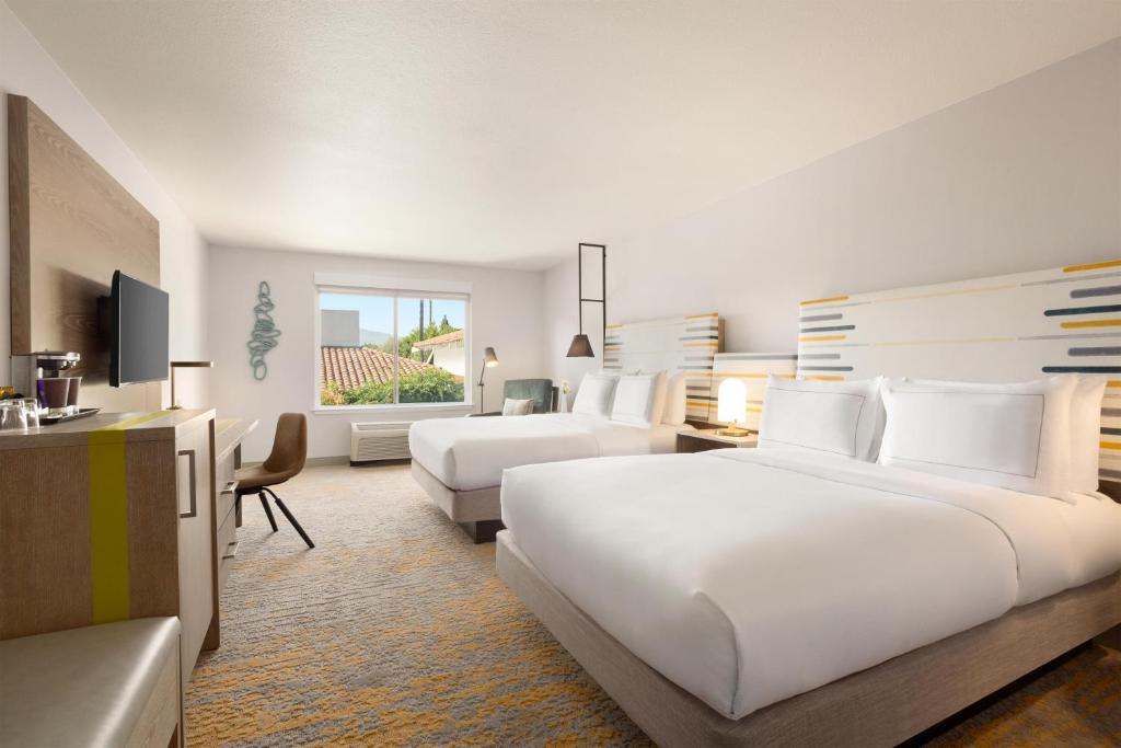 Doubletree by Hilton Campbell - Pruneyard Plaza Room Type - Queen Room with Two Queen Beds and Bath Tub