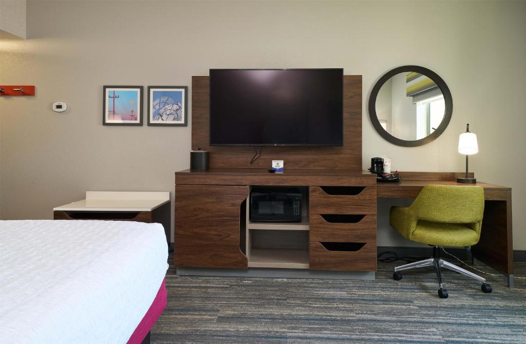 Hampton Inn & Suites by Hilton Salinas Room Type - King Room - Hearing Access/Non-Smoking
