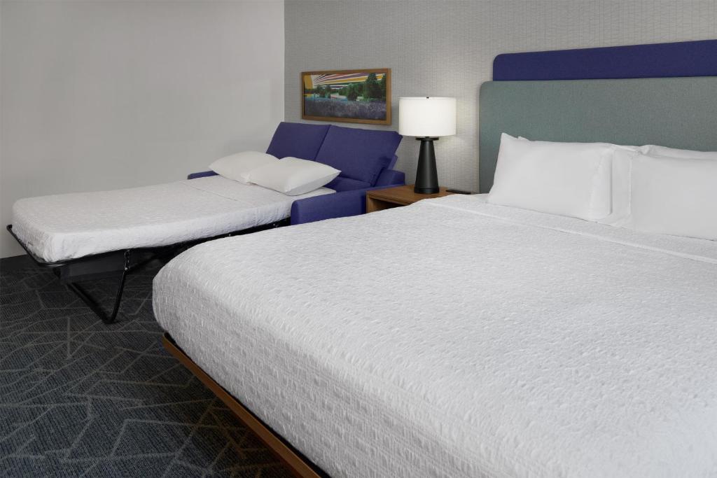 Hampton Inn & Suites Cleveland SE Streetsboro Room Type - King Room with Sofa Bed and Study - Non-Smoking