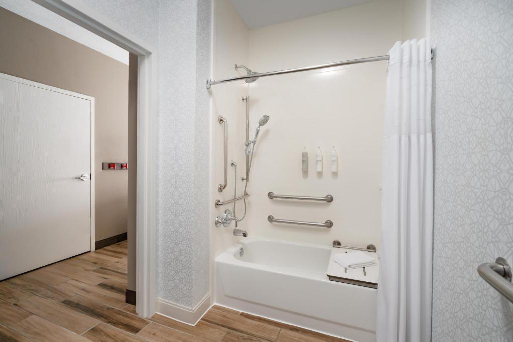 Hampton Inn by Hilton Tracy Room Type - Queen Room with Two Queen Beds - Mobility and Hearing Access/Non-Smoking