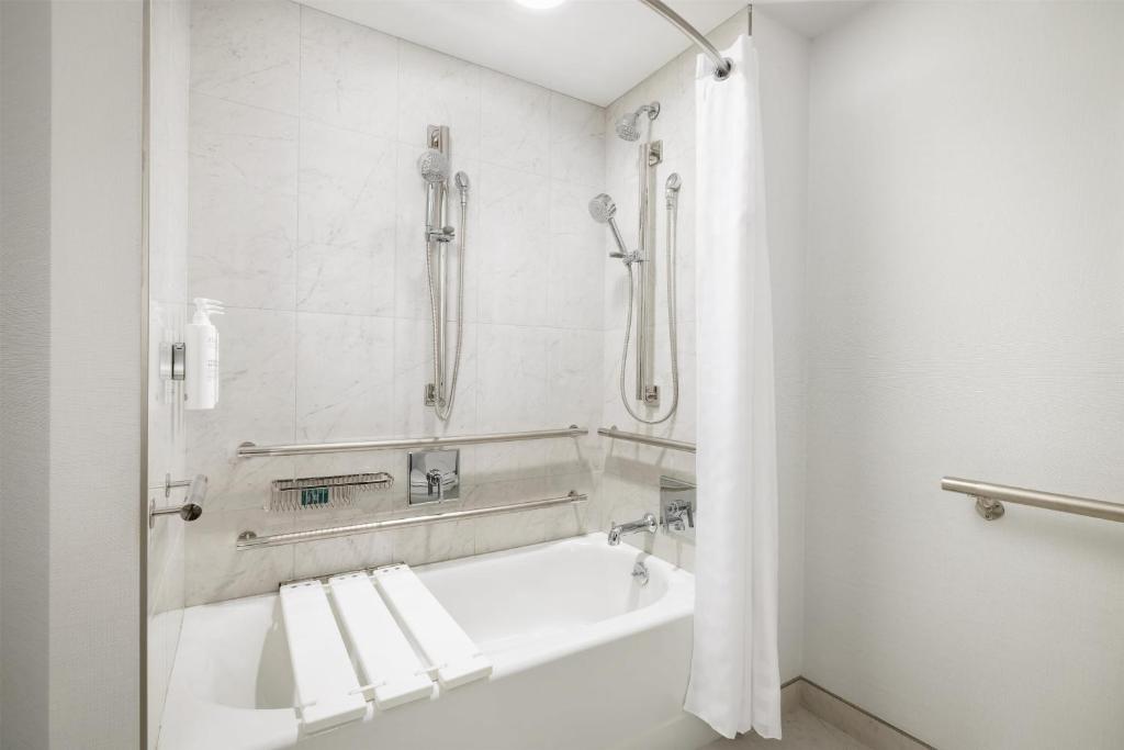 Hilton Boston Back Bay Room Type - Queen Room with Two Queen Beds and Accessible Tub - Mobility and Hearing Access