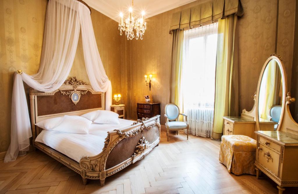 Двухместный (Belle Époque Double Room with Canopy Bed), Hotel International au Lac
