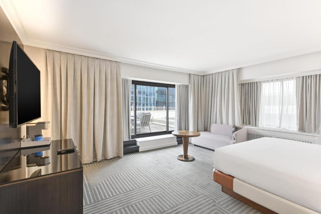 The Capital Hilton Room Type - ROOM, KING BED, CITY VIEW, BALCONY, TERRACE