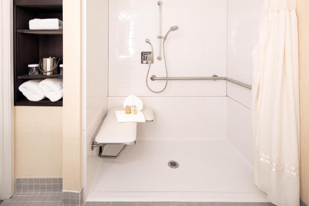 DoubleTree by Hilton Denver Tech Center Room Type - King Room - Mobility/Hearing Accessible