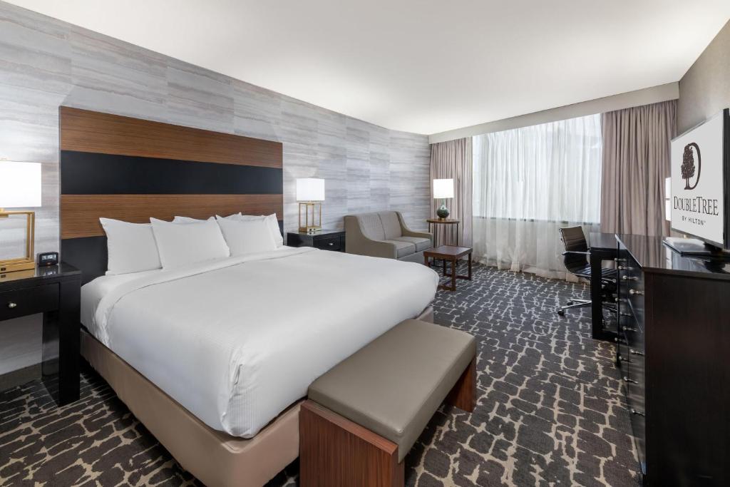 DOUBLETREE BY HILTON DENVER SE Room Type - Standard King Room - Non-Smoking 