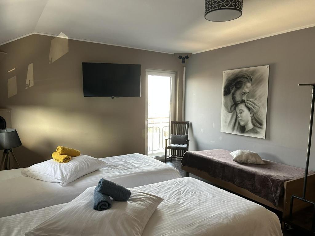 Gutunterdachgebracht - Tap to explore photos