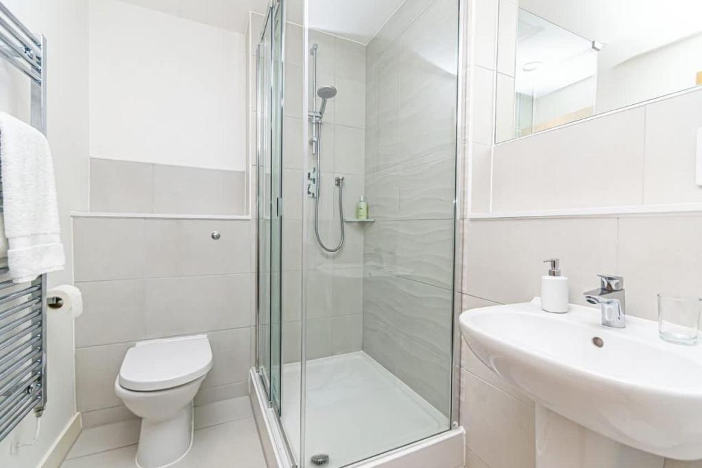Contemporary 2 Bed Apartment in Central Manchester - Tap to explore photos