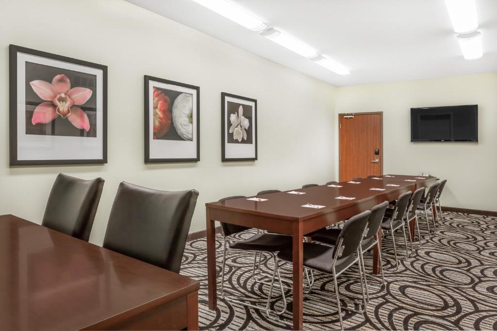 Ramada by Wyndham Carlyle photo 4