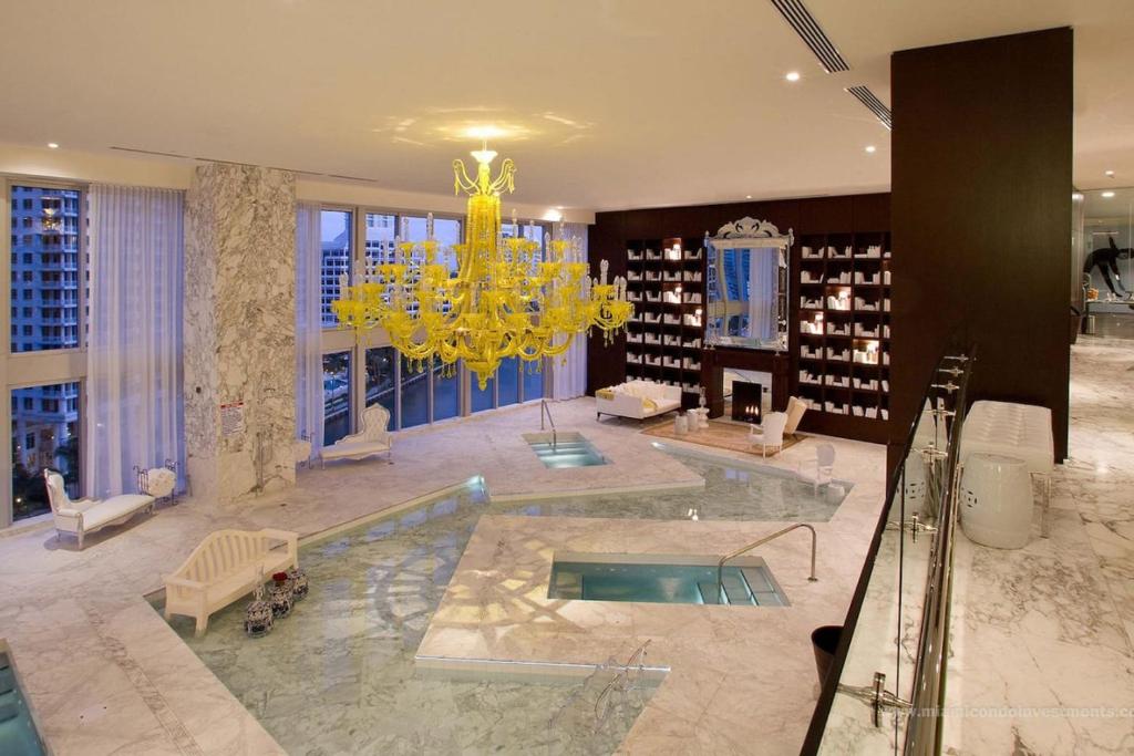 Icon 1 Bed With Water Views 16 ft Ceilings and Free Spa Access - Tap to explore photos