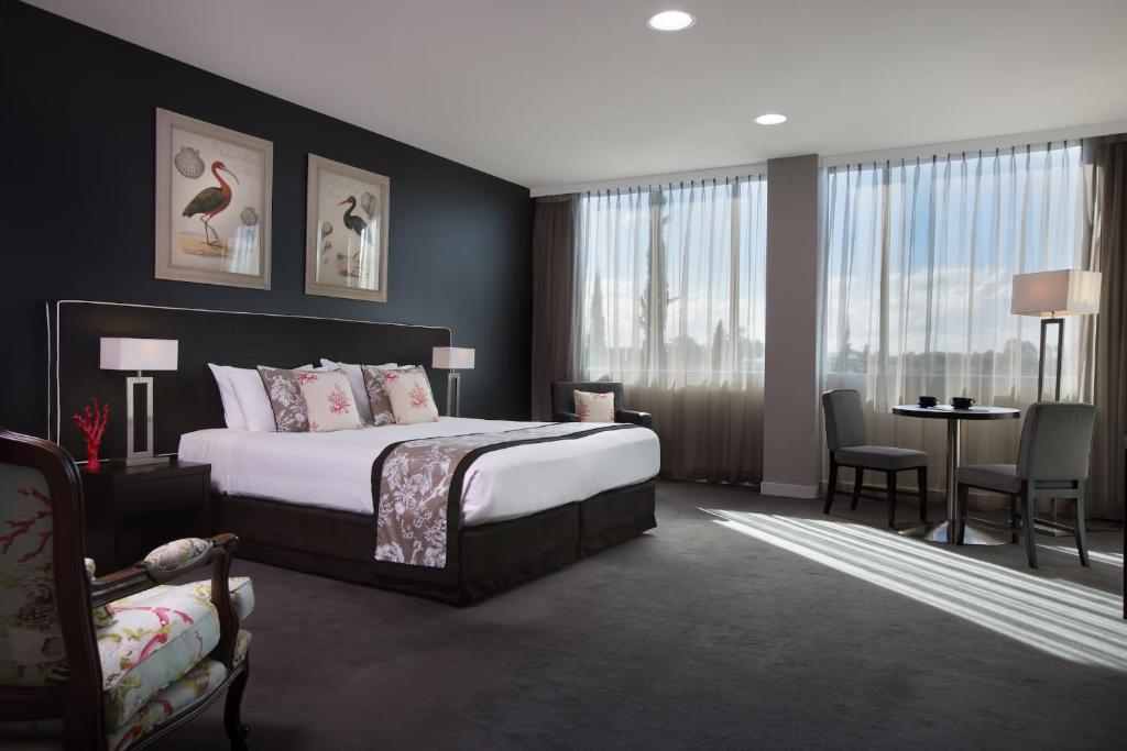 Springfield Lakes Boutique Hotel - Tap to explore photos
