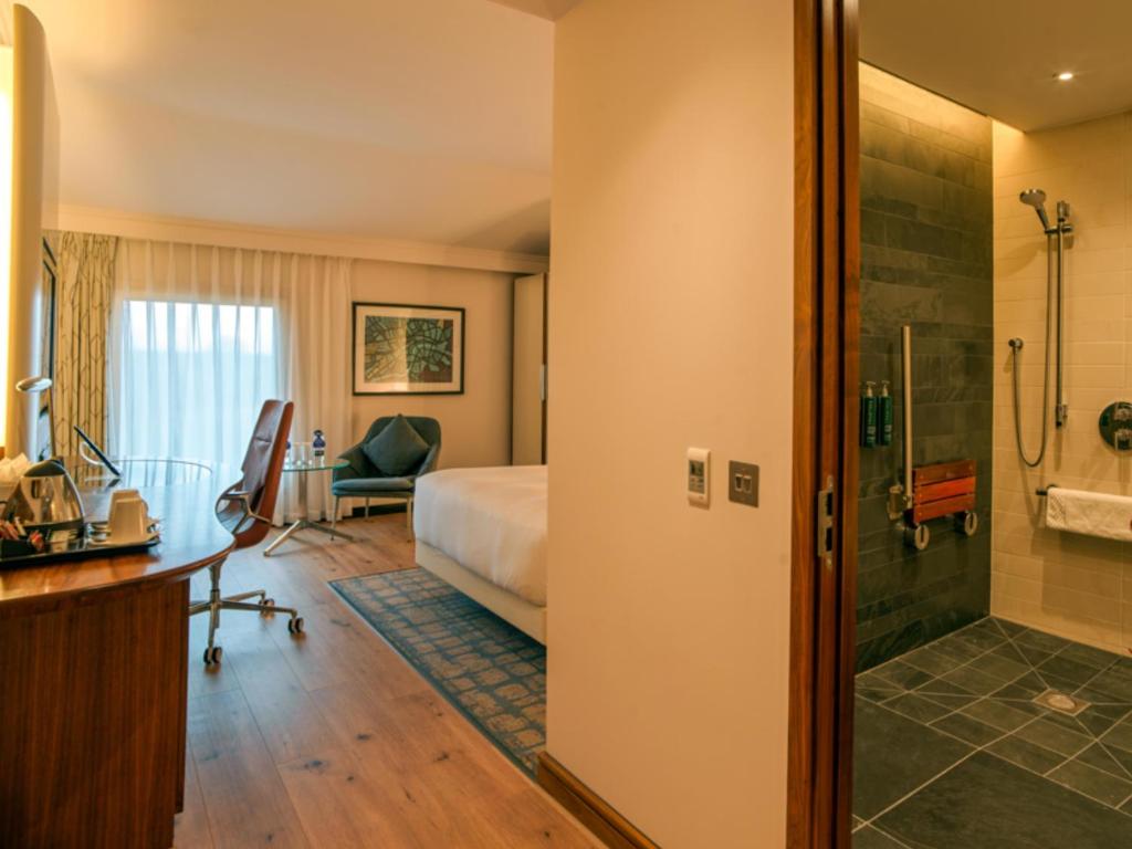 Hilton London Heathrow Airport Terminal 5 Room Type - Queen Room - Accessible
