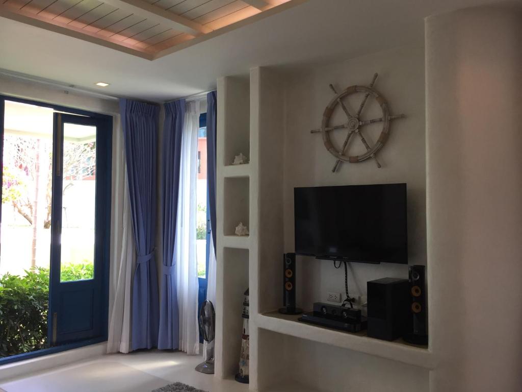 The Che Pool Access Beachfront Condo by Away - Tap to explore photos