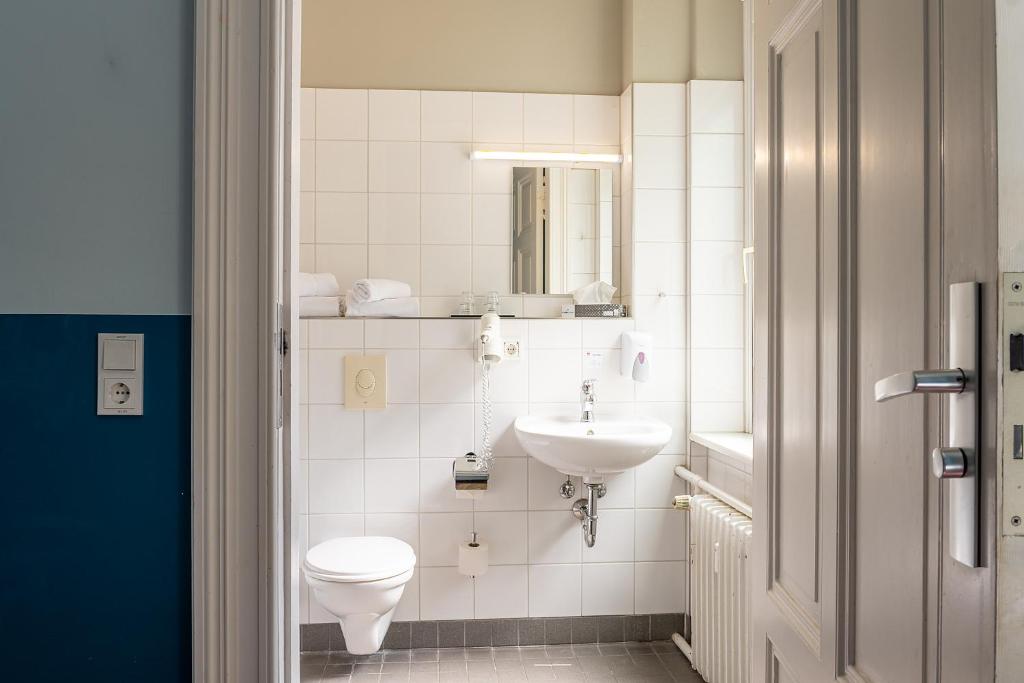 Grand Hostel Berlin Classic Room Type - Twin Room with Private Bathroom
