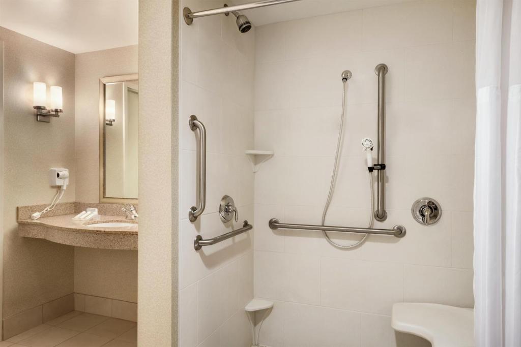 Hilton Garden Inn Minneapolis Downtown Room Type - King Room with Roll-In Shower - Mobility Access