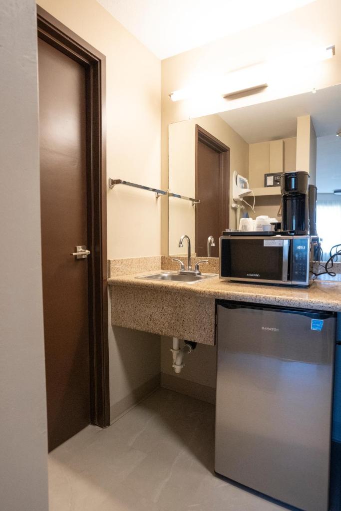 Ramada by Wyndham Tukwila Southcenter - Tap to explore photos