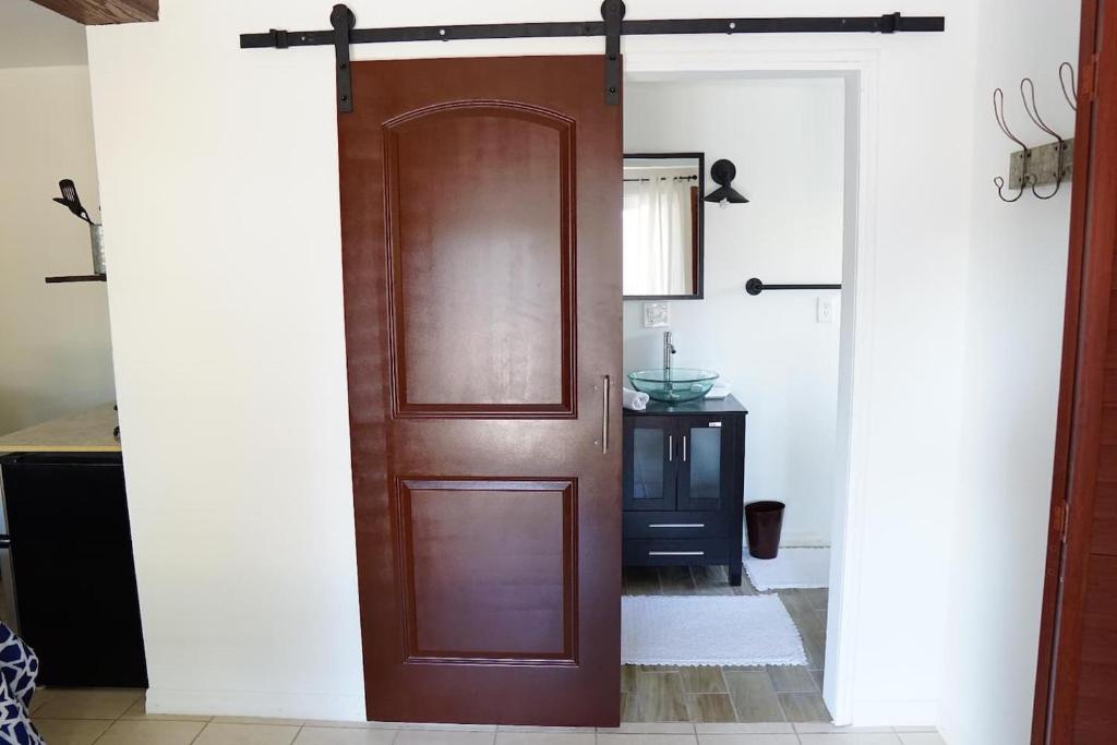 Mi Casa Es Tu Casa, Airport Suites