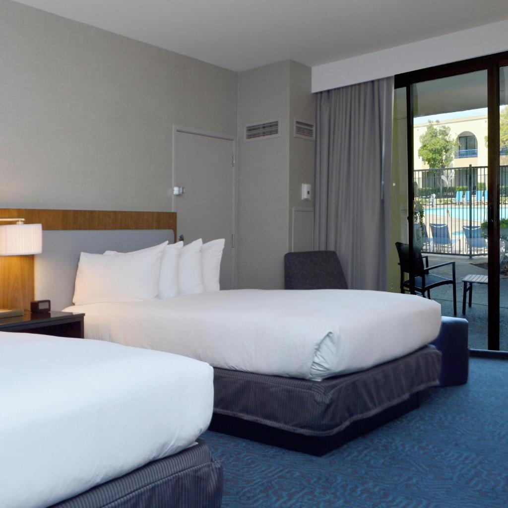DoubleTree by Hilton Newark-Fremont Room Type - Double Room with Two Double Beds with Pool View