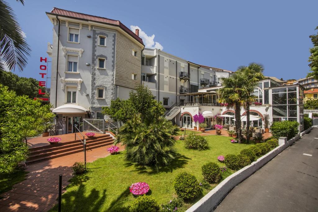 Hotel Riviera 3 Stelle con piscina estiva e campo tennis gratuiti e garage a pagamento photo 2