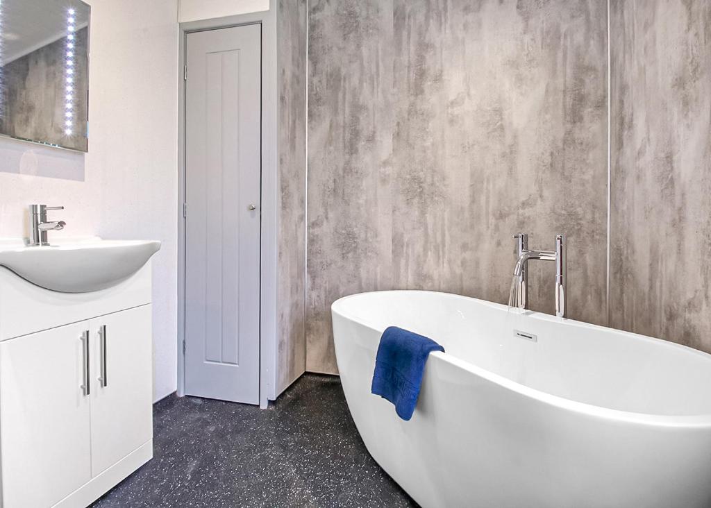 Shorefield Country Park Room Type - One-Bedroom House 2