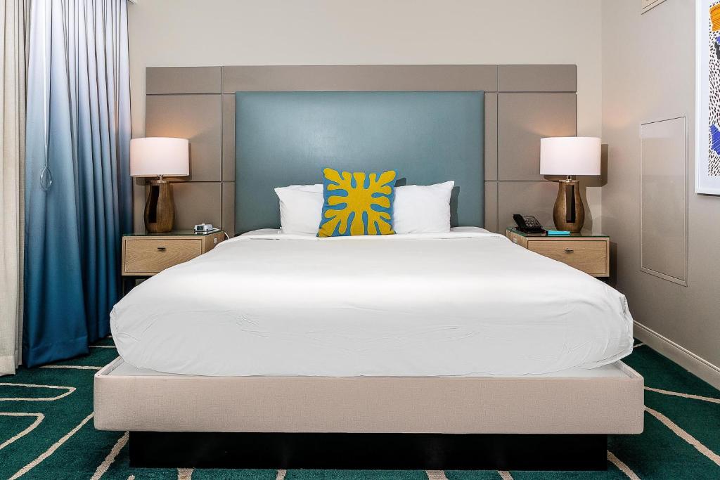 Embassy Suites by Hilton San Diego Bay Downtown Room Type - Balcony King Suite with City View