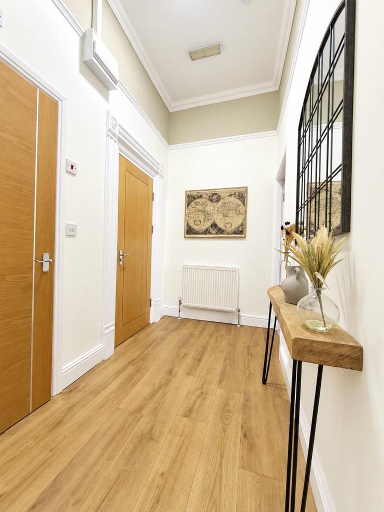 Beech Suite - Private Location with 85 inch Cinema TV & Parking