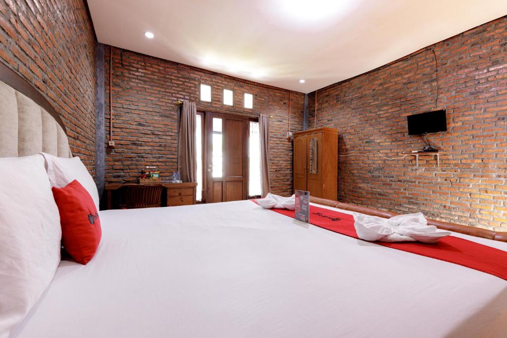 RedDoorz Plus @ Ampera Raya Room Type - Standard Double Room