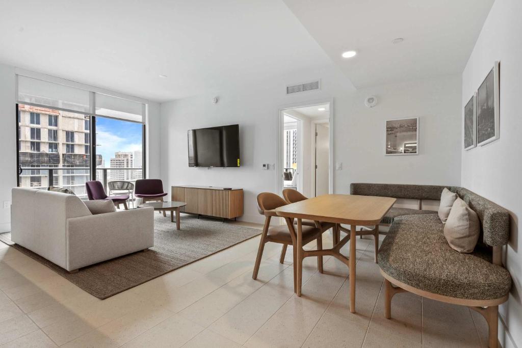 Bayside Breeze - Downtown Luxury Tower