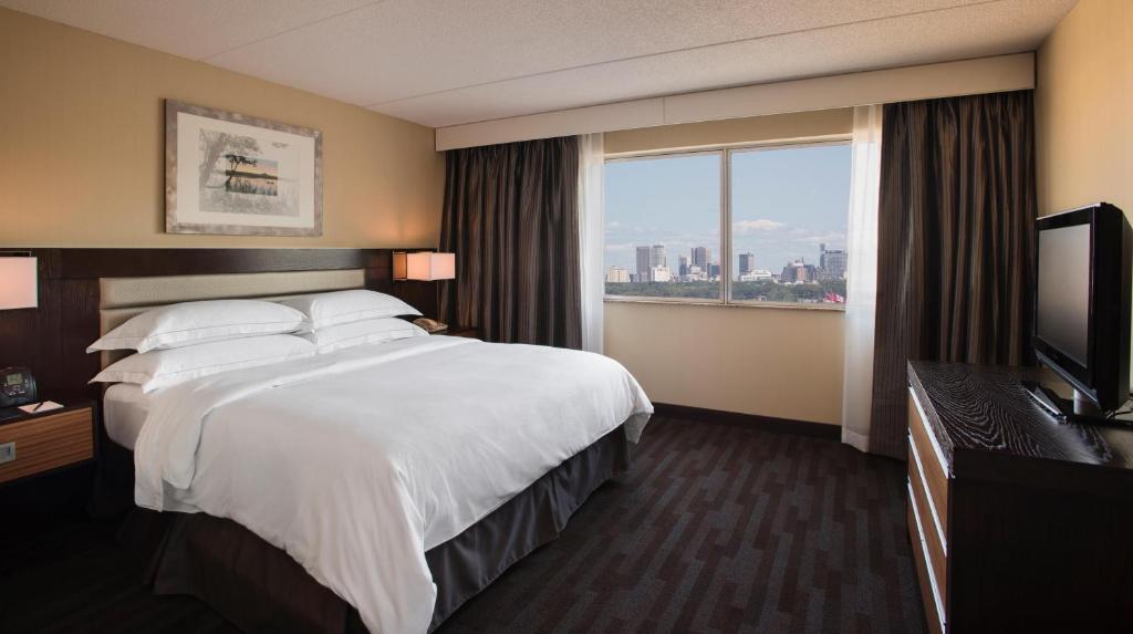 Hilton Winnipeg Airport Suites Room Type - One-Bedroom King Suite with Balcony