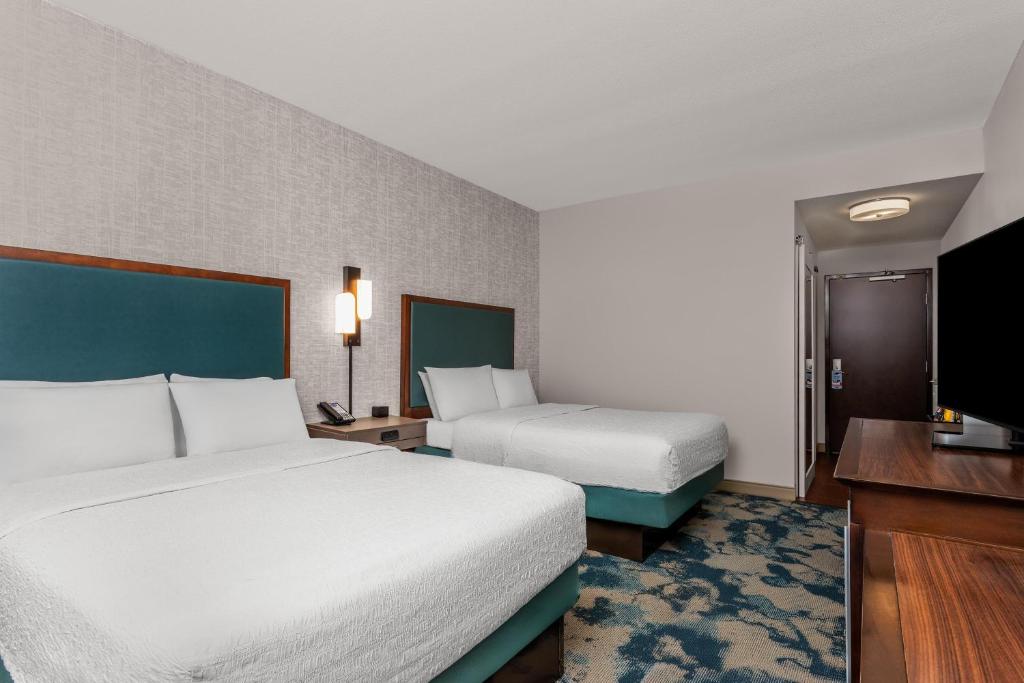 Hampton Inn & Suites by Hilton Deland - Tap to explore photos