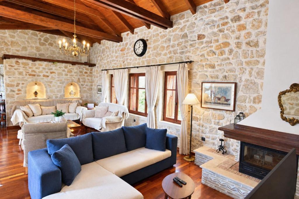 Lila's Luxury Villa - Tap to explore photos