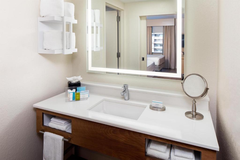 Hampton Inn & Suites by Hilton Miami Downtown/Brickell Room Type - King Studio Suite - Elite Floor/Non-Smoking