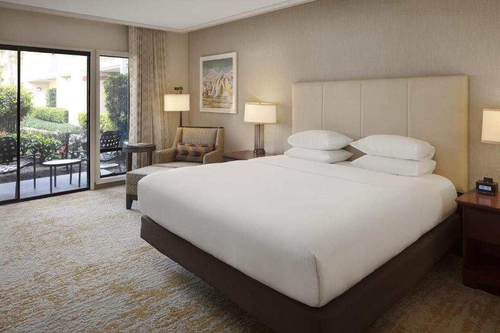 DoubleTree by Hilton Ontario Airport Room Type - King Suite with Spa Bath - Non-Smoking