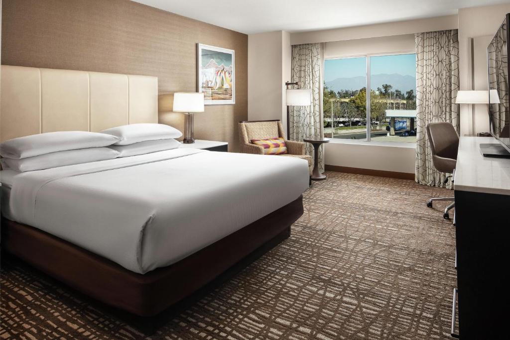 DoubleTree by Hilton Ontario Airport Room Type - King Room