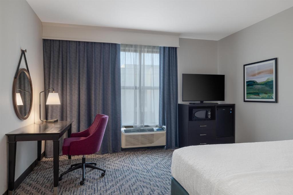 Hampton Inn and Suites Roanoke Downtown Room Type - King Room - Hearing Access/Non-Smoking