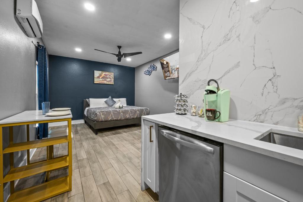 Charming Downtown Studio - Ideal Location for Exploring Houston - Tap to explore photos
