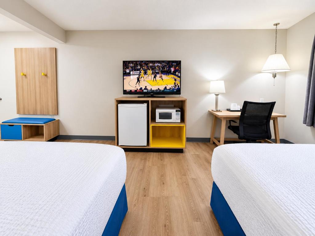Days Inn by Wyndham Lake Point - Tap to explore photos