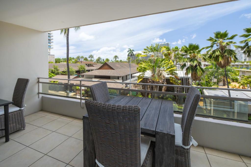 Regency on Beachwalk Waikiki by OUTRIGGER - Tap to explore photos
