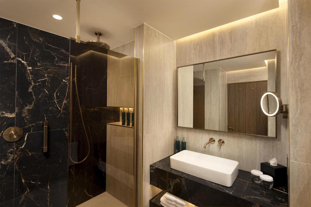 Hilton London Bankside Room Type - Premium King Executive Room with Lounge Access