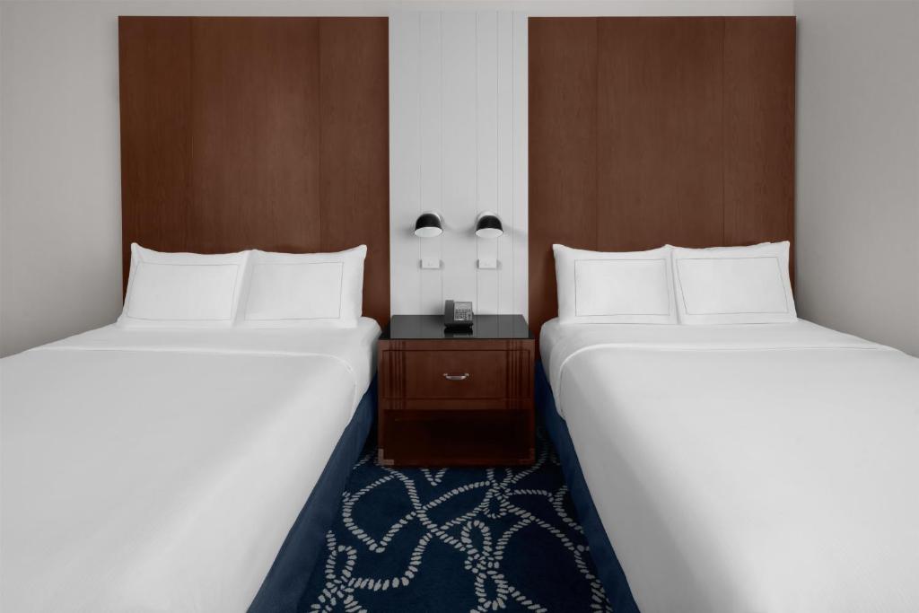 Hilton Brooklyn New York Room Type - Deluxe Queen Room with Two Queen Beds and Executive Lounge Access