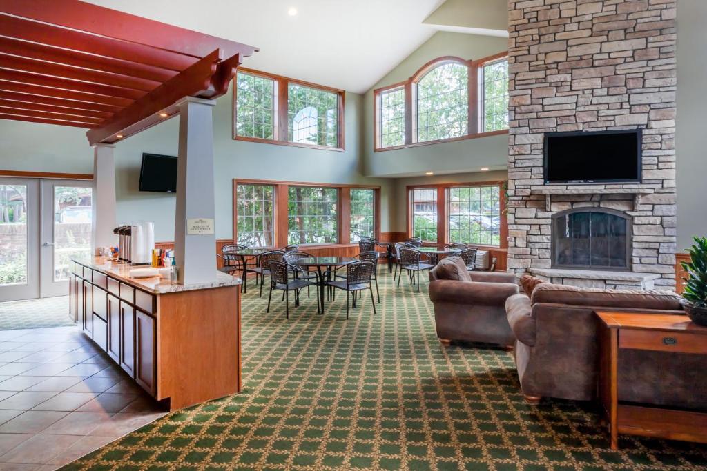 Howard Johnson by Wyndham Traverse City photo 4