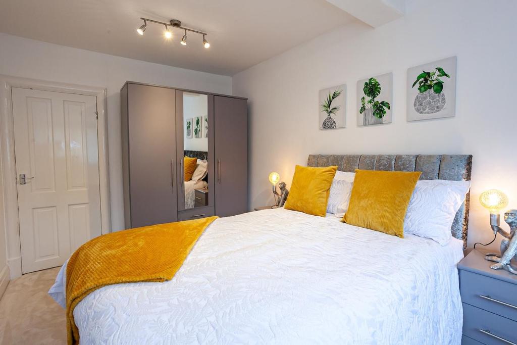 Family-Friendly 2 Bed Apartment in Oakwood - Tap to explore photos