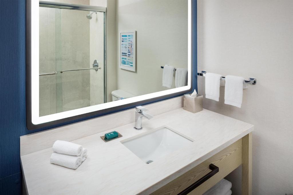 DoubleTree by Hilton Hotel Miami Airport & Convention Center Room Type - King Room