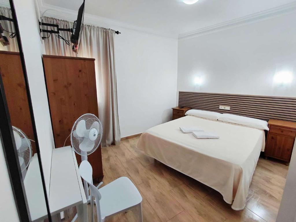 Hostal Alcarayon Pilas