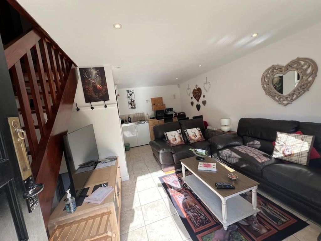 Stag Cottage New Forest Romantic Hideaway - Tap to explore photos