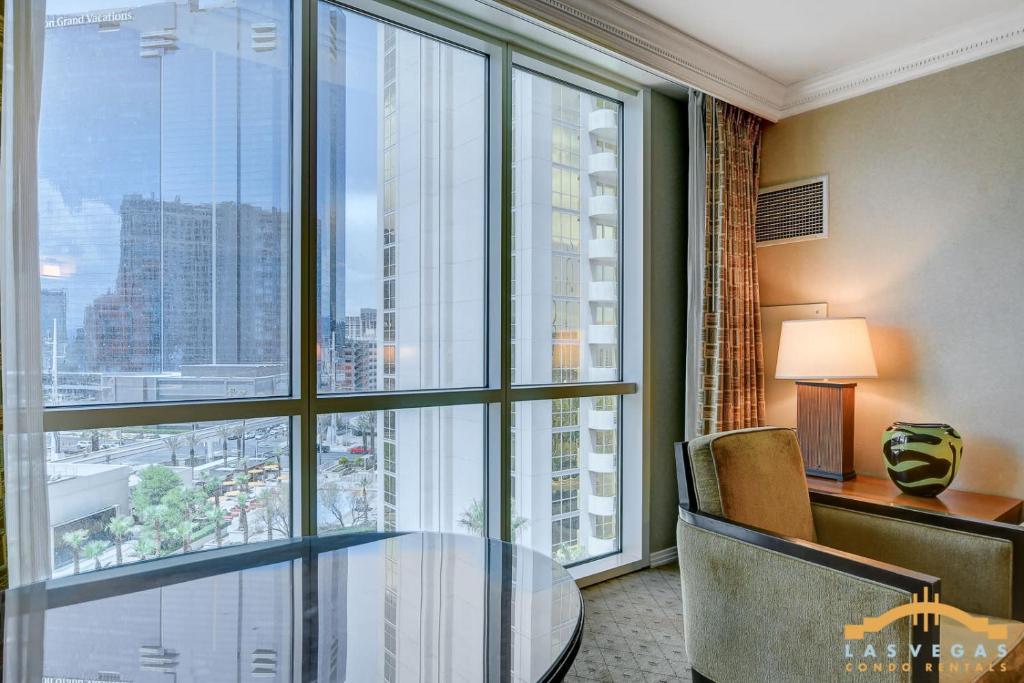 King Bed & In-Room Jacuzzi - Strip View Suite
