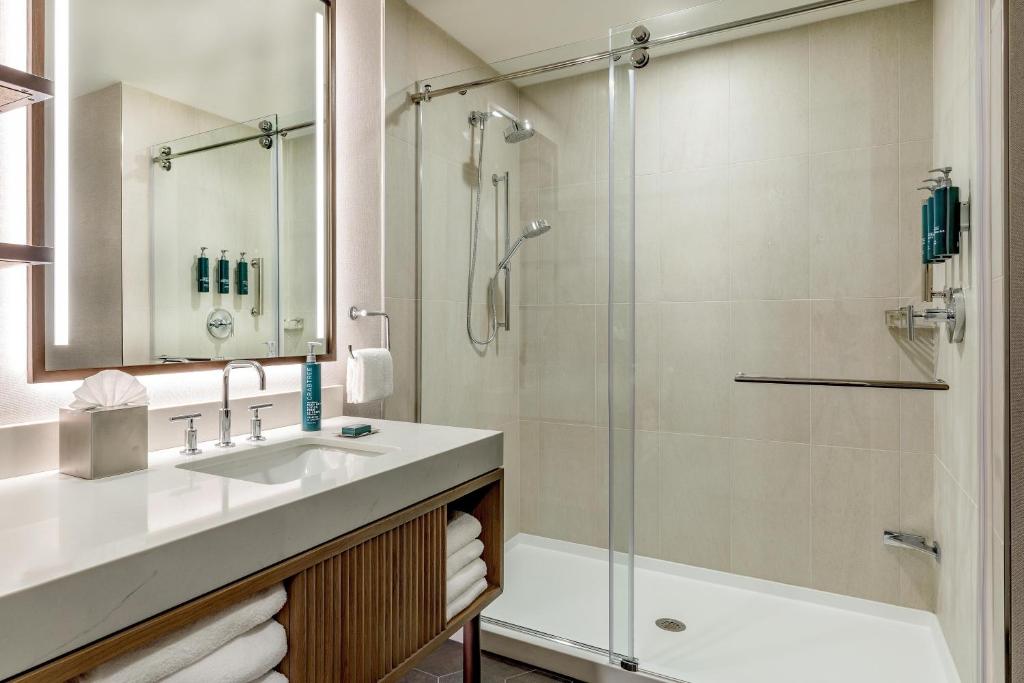 DoubleTree by Hilton Burlington Vermont Room Type - Queen Room with Two Queen Beds