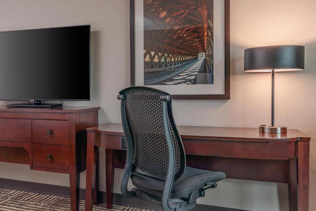 DoubleTree by Hilton Burlington Vermont Room Type - King Room - Disability Access/Roll-in Shower