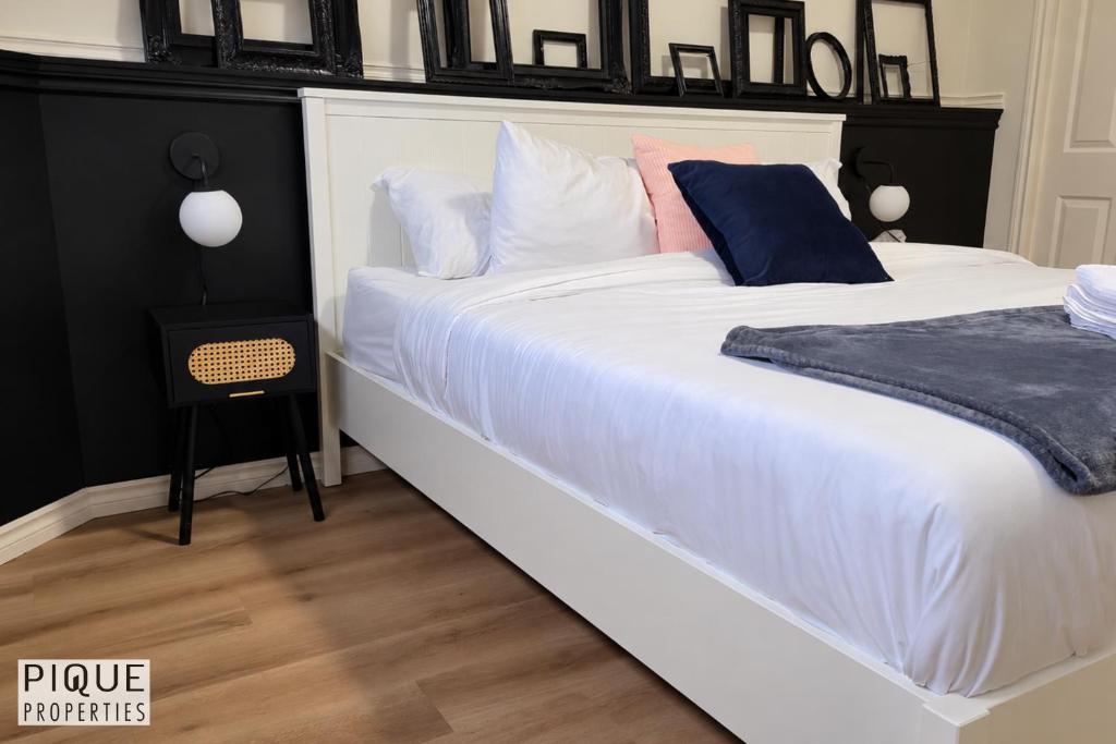 Chic Modern Vibes - KING Bed - Fireplace - Sleeps 4 - Wifi