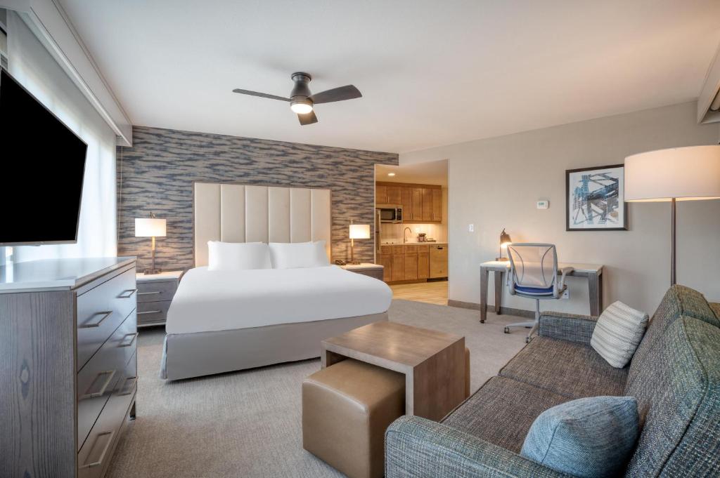 Homewood Suites by Hilton Providence Downtown Room Type - 1 KING STUDIO RIVER VIEW